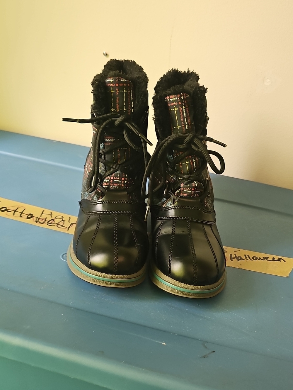 Women's Size 8 Plaid Multicolor Black Lace-Up Winter Boots w/Faux Fur Trim New